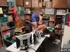 Geile Diebin wird bestraft