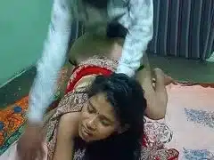 Indische Ehefrau macht die Beine breit