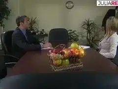 Nach der Besprechungen gibt es Lesben Sex im Büro